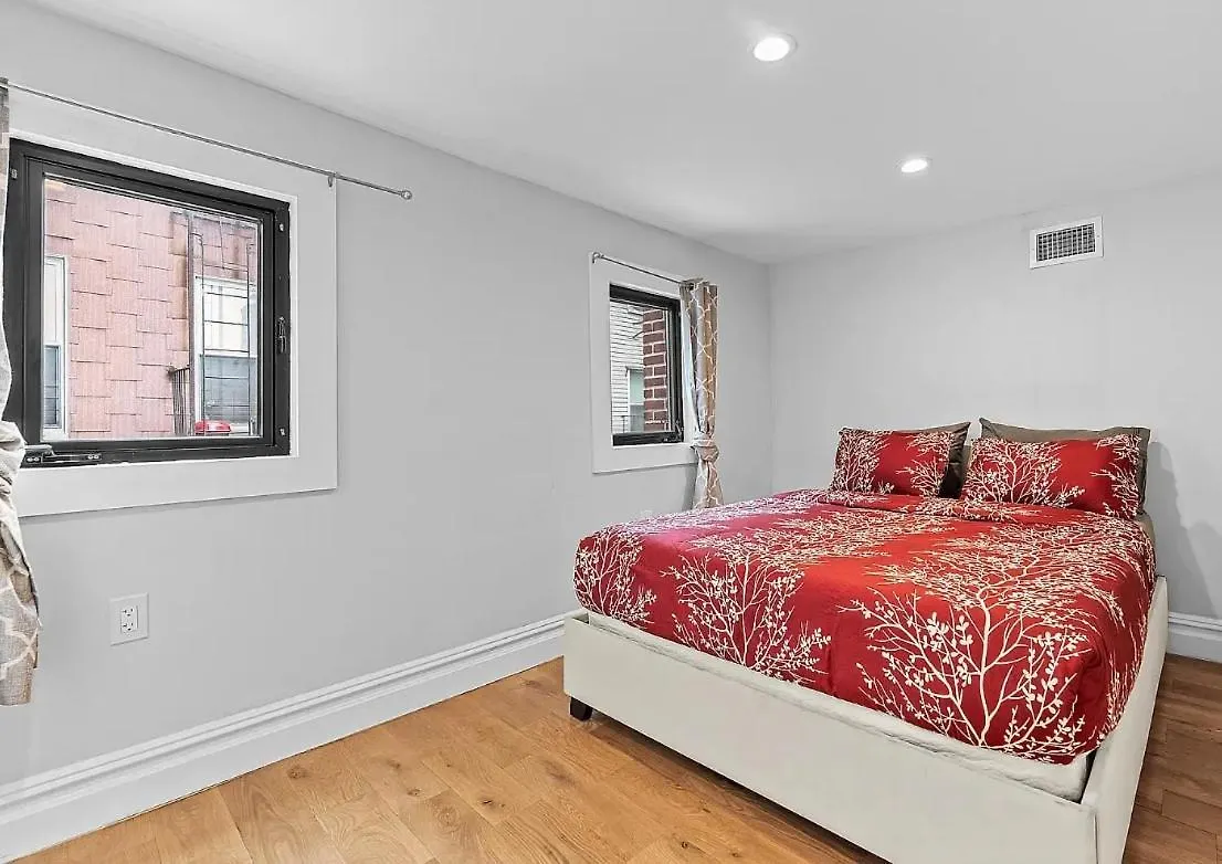Homestay Private Hot Tub-Private Gated Sailor Moon House In Williamsburg W Gym Apartment New York